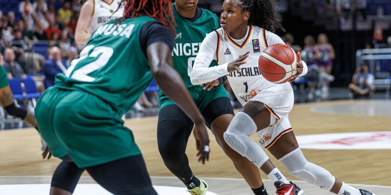 Marie Gülich klatscht mit ihren Mitspielerinnen ab. - Foto: Andreas Gora/dpa