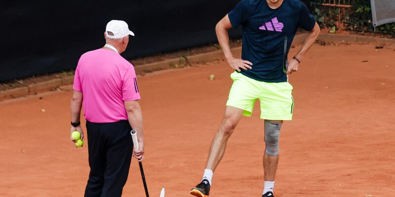 Alexander Zverev (l) bereitet sich auf das Viertelfinal-Match vor. - Foto: Frank Molter/dpa