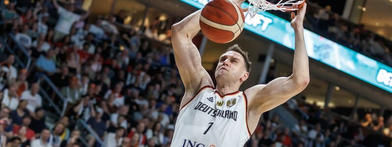 Dennis Schröder siegte mit Deutschland gegen Japan. - Foto: Andreas Gora/dpa