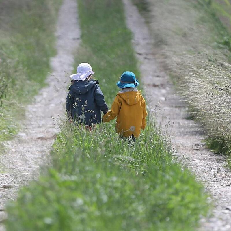 Zwei kleine Kinder laufen auf einem Feldweg (Archiv) - Foto: über dts Nachrichtenagentur