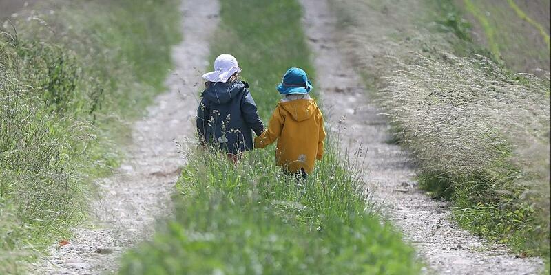 Zwei kleine Kinder laufen auf einem Feldweg (Archiv) - Foto: über dts Nachrichtenagentur