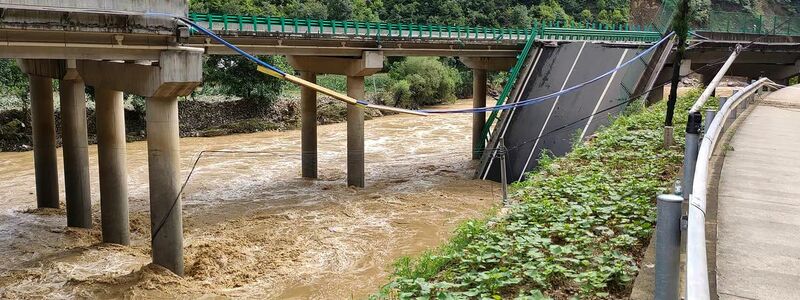 In China stürzt eine Brücke ein - es gibt viele Opfer. (Foto aktuell) - Foto: Uncredited/Xinhua/Ap/dpa