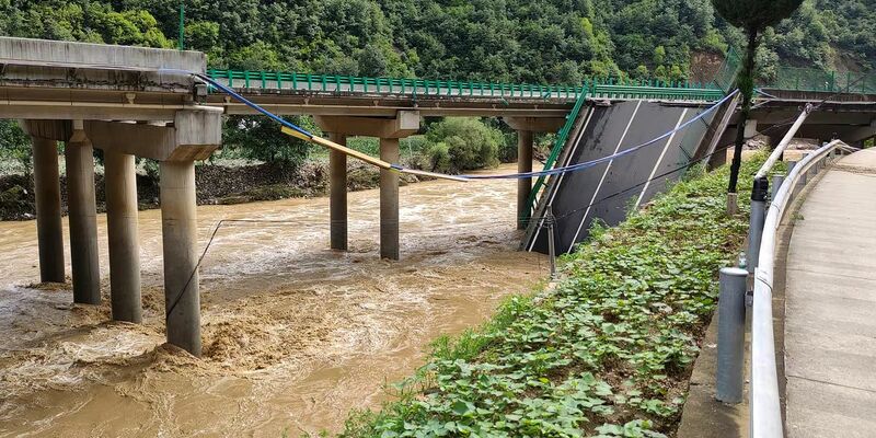 In China stürzt eine Brücke ein - es gibt viele Opfer. (Foto aktuell) - Foto: Uncredited/Xinhua/Ap/dpa