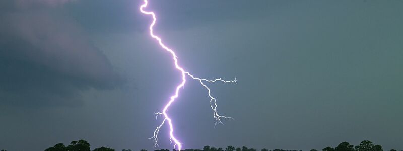 In Deutschland drohen Gewitter vor allem im Süden und Osten. (Archivbild) - Foto: Patrick Pleul/dpa