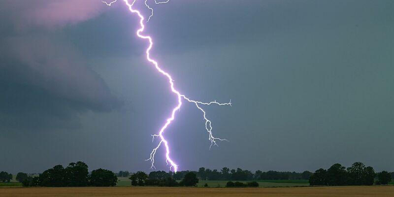 Nach heißen Sommertagen drohen in Teilen Deutschlands wieder Gewitter und Starkregen. (Symbolbild) - Foto: Patrick Pleul/dpa