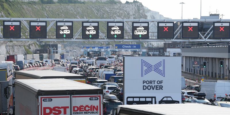 Hunderte gestrandete Flugreisende versuchen, per Fähre nach Europa zu kommen. - Foto: Gareth Fuller/PA Wire/dpa