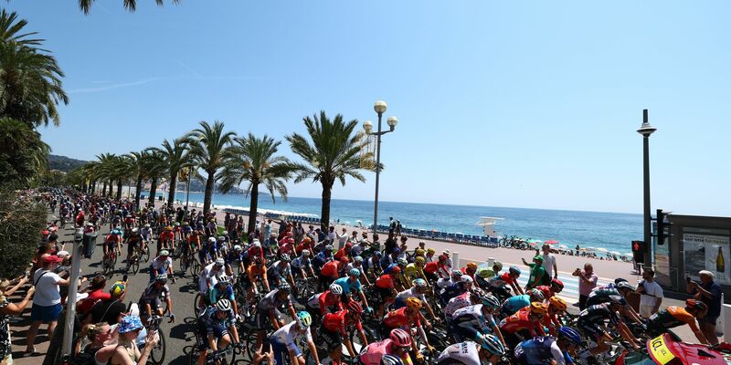 Auf der vorletzten Etappe der 111. Tour de France starten die Radprofis in Nizza. - Foto: David Pintens/Belga/dpa