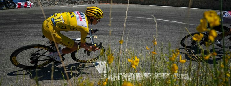 Tadej Pogacar trennt nur noch eine Etappe vom Tour-Sieg - Foto: Daniel Cole/AP/dpa