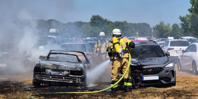 FW Xanten: PKW-Brand auf Parkplatz in Xanten-Wardt - Foto: presseportal.de
