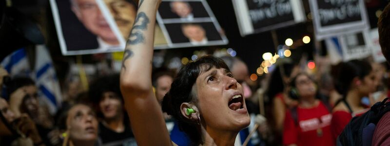 Kritiker werfen Netanjahu vor, ein Abkommen sabotieren zu wollen.  - Foto: Leo Correa/AP