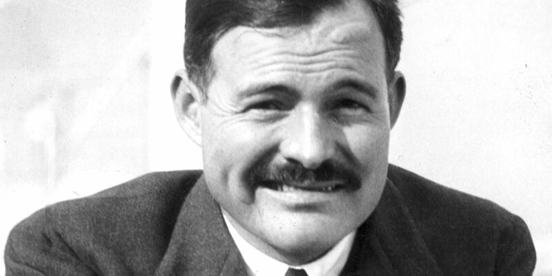 Der amerikanische Schriftsteller Ernest Hemingway (1899-1961) in jüngeren Jahren. (undatiertes Archivfoto) - Foto: -/UPI/dpa