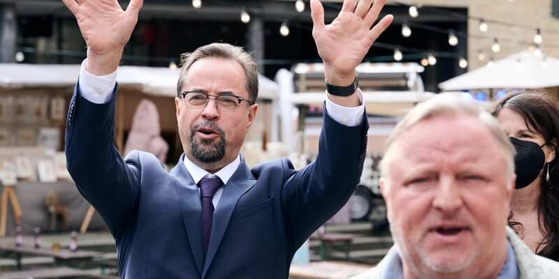 Populärstes Team beim «Tatort» sind Jan Josef Liefers (links) als Rechtsmediziner Karl-Friedrich Boerne und Axel Prahl als Kommissar Frank Thiel, die für den WDR in Münster ermitteln und stets sehr hohe Reichweite haben. Dieses Jahr kommt noch ein neuer Krimi mit Thiel und Boerne. (Archivfoto) - Foto: Bernd Thissen/dpa