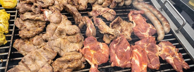 Bei Grillfleisch gibt es auf vielen Packungen Angaben zur Tierhaltung. (Archivbild) - Foto: Frank Rumpenhorst/dpa