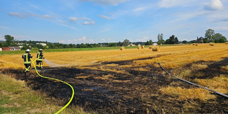 FW Königswinter: Ballenpresse und Feld fangen Feuer - Foto: presseportal.de