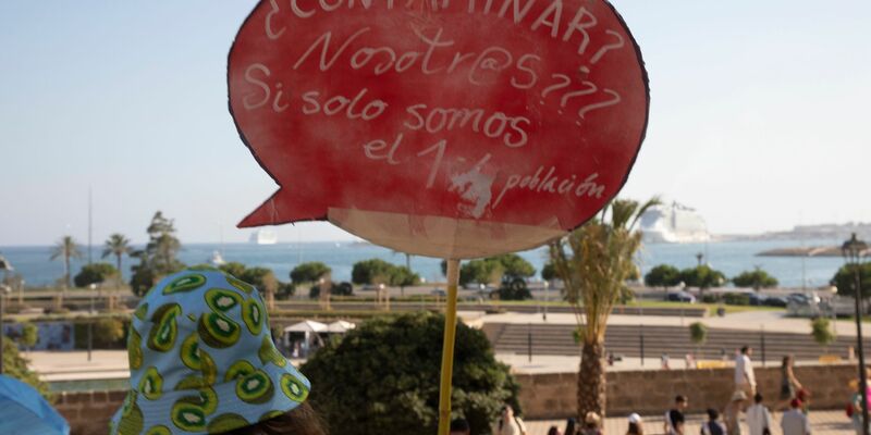 Auf Mallorce soll es neue Proteste gegen Massentourismus geben. In der deutschen Politik ist die Meinung geteilt. (Archivbild) - Foto: Clara Margais/dpa
