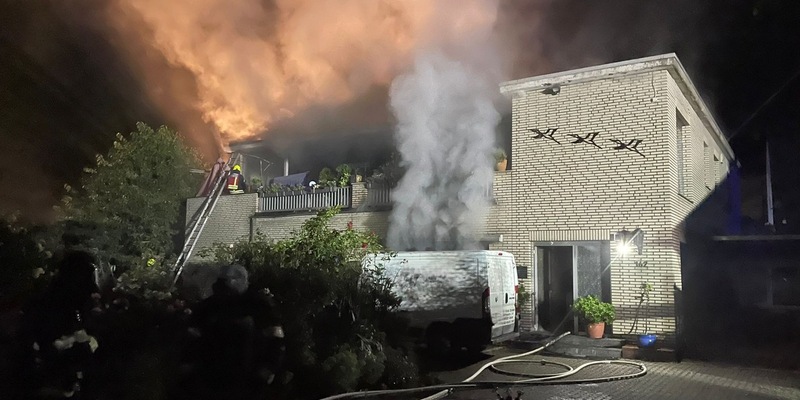 FW Bergheim: Feuerwehr rettet zwei Personen bei Gebäudebrand Werkstatt im Edgeschoss brannte aus - Zwei Personen kamen ins Krankenhaus - Foto: presseportal.de