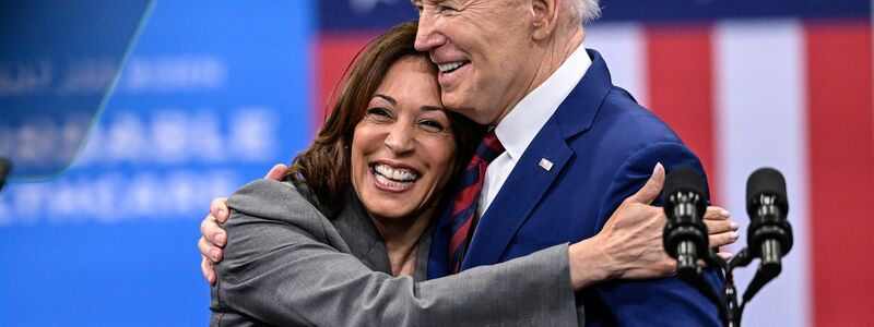 Biden schlägt seine Vize Harris als Ersatzkandidatin für die Demokraten vor. (Archivbild) - Foto: Matt Kelley/FR171845 AP/AP/dpa