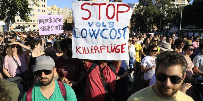 Viele Touristen klatschten den Demonstranten Beifall  - Foto: Clara Margais/dpa