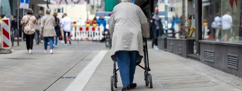 Bei rund 1,08 Millionen Altersrenten mit mindestens 45 Versicherungsjahren lag die Rente Ende 2023 unter 1.200 Euro im Monat. (Symbolbild) - Foto: Thomas Banneyer/dpa