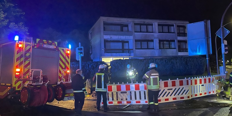 FF Bad Salzuflen: Doppelter Blitzeinschlag nach Gewitter in Bad Salzuflen / Die Freiwillige Feuerwehr muss binnen weniger Stunden zu zahlreichen Einsätzen ausrücken. Verletzt wird glücklicherweise niemand - Foto: presseportal.de