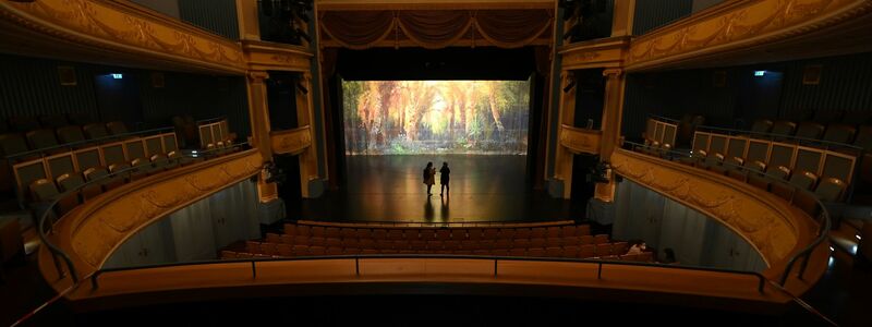 Der Innenraum des heutigen Staatstheaters Meiningen. (Archivfoto) - Foto: Martin Schutt/dpa-Zentralbild/dpa