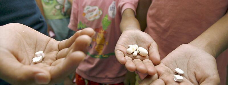 Von den HIV-infizierten Kindern erhalten nur gut die Hälfte moderne Medikamente. (Archivbild) - Foto: epa Rungroj Yongrit/epa/dpa