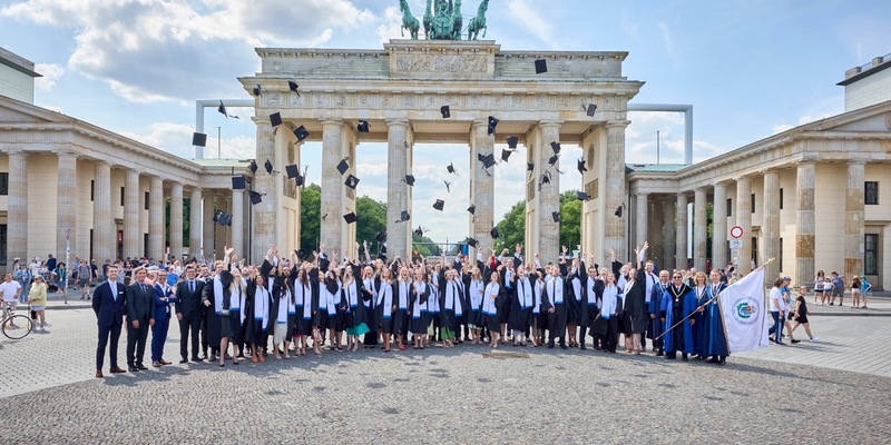 Absolvent:innen des 13. Jahrgangs des Asklepios Campus Hamburg der Semmelweis Universität erhalten Abschlussdiplome - Foto: presseportal.de