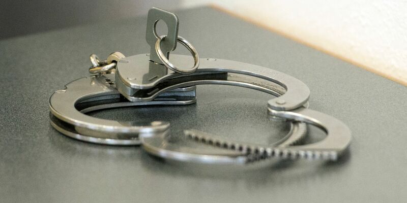 Weil er Gewaltandrohungen satt hat, greift der Sheriff zu einem ungewöhnlichen Schritt. (Illustration) - Foto: Armin Weigel/dpa