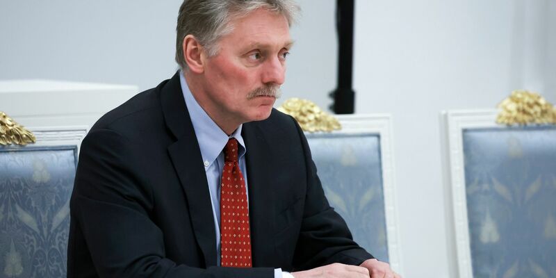 Kremlsprecher Dmitri Peskow verteidigt die Änderung der russischen Nukleardoktrin damit, dass Moskau sich in seiner Sicherheit bedroht sieht. (Archivbild) - Foto: Vyacheslav Prokofyev/Sputnik Kremlin Pool via AP/dpa