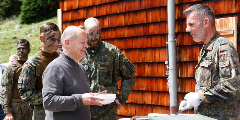 Beim Besuch auf der Reiteralpe zeigt sich Kanzler Scholz zuversichtlich und sieht die Truppe gut gerüstet für die Zukunft.  - Foto: Alexandra Beier/AFP POOL/dpa