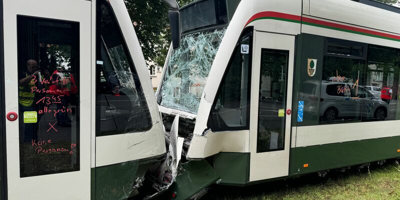 Die Ursache für die Kollision der Trambahnen in Augsburg blieb zunächst unklar. - Foto: Friedrich/vifogra/dpa