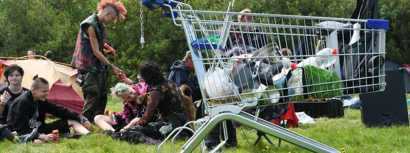 Zum Start des Punk-Protestcamps auf Sylt waren rund 40 Menschen im Camp. - Foto: Lea Albert/dpa