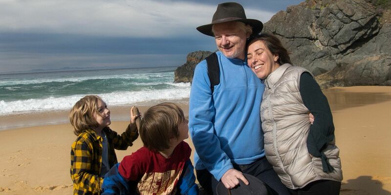 Zum ersten Mal erlebt Julian Assange seine Familie in Freiheit. - Foto: Wikileaks/PA Media/dpa