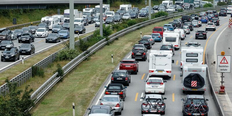 Der ADAC erwartet für das kommende Wochenende lange Staus. (Symbolbild) - Foto: Markus Scholz/dpa