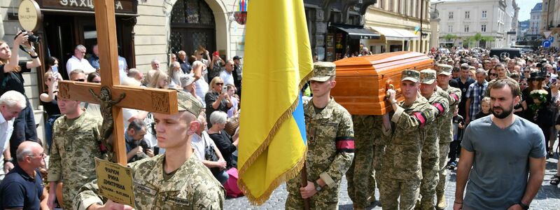 Soldaten tragen den Sarg der ermodeten früheren Parlamentsabgeordneten Iryna Farion während einer Beerdigungszeremonie. (Foto aktuell) - Foto: Mykola Tys/AP/dpa