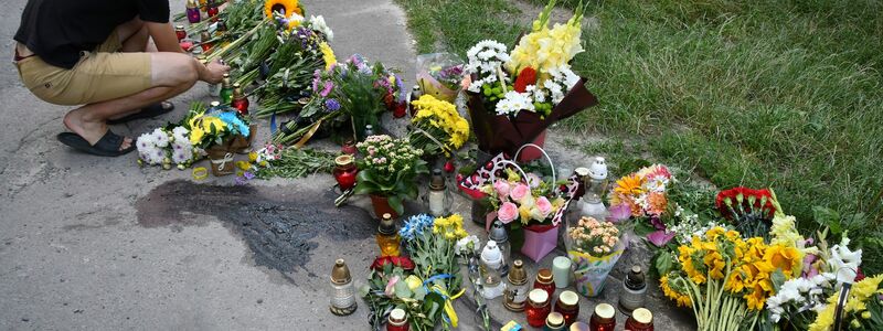 In der Ukraine trauern Menschen um die ermoderte Politikerin Iryna Farion und legen Blumen an der Stelle des Anschlags nieder. - Foto: Mykola Tys/AP/dpa