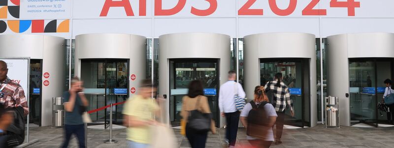 Die Schwuhplattler treten bei der Eröffnung der 25. Welt-Aids-Konferenz auf. - Foto: Karl-Josef Hildenbrand/dpa