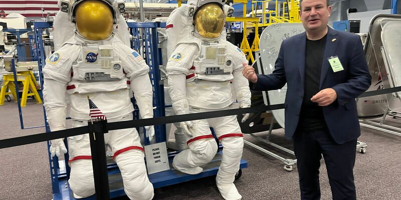 Ein Bild für Hubertus Heil: Von Nasa-Strategiedirektor Douglas Terrier bekommt er ein Andenken. - Foto: Basil Wegener/dpa