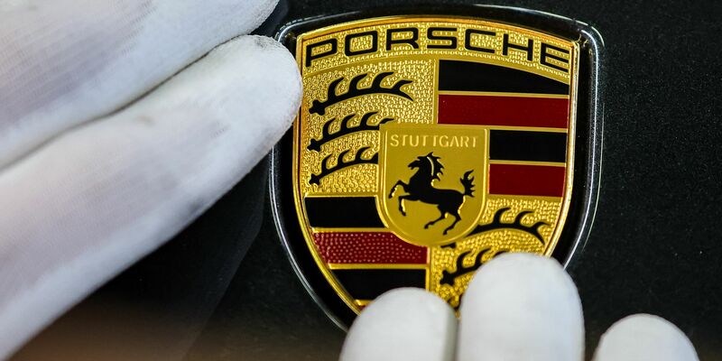 Trotz des besseren Laufs im zweiten Jahresviertel hat Porsche-Chef Oliver Blume die Jahresprognosen gesenkt. (Archivbild) - Foto: Jan Woitas/dpa