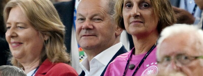 Bei der Fußball-Europameisterschaft saßen auch Bundeskanzler Olaf Scholz und seine Frau Britta Ernst bisweilen auf der Tribüne, hier mit Bundestagspräsidentin Bärbel Bas. (Archivbild) - Foto: Bernd Thissen/dpa