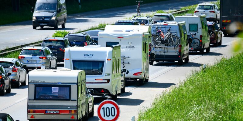 Die rechte Spur im Urlaubsverkehr gehört zunehmend den Wohnmobilen und Wohnwagen-Gespannen. (Symbolbild) - Foto: Jonas Walzberg/dpa