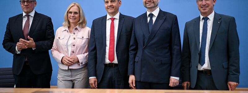 Sichtlich zufrieden hatten Vertreter von Ampel und Union im Sommer ihren gemeinsamen Vorschlag nach langen, vertraulichen Verhandlungen präsentiert. (Archivfoto) - Foto: Britta Pedersen/dpa