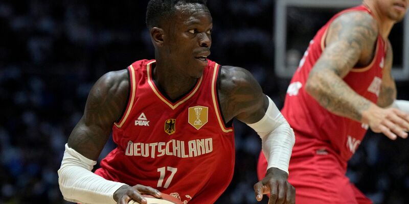 Dennis Schröder trägt einem Bericht zufolge bei der Olympia-Eröffnungsfeier in Paris die deutsche Fahne. - Foto: Alastair Grant/AP