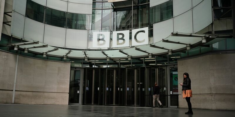 Die BBC will in den kommenden zwei Jahren 500 Stellen streichen - Foto: Jordan Pettitt/PA Wire/dpa