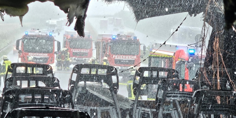 FW Königswinter: Reisebus brennt auf Autobahn A 3 - Fahrgäste kommen mit einem Schock davon - Foto: presseportal.de