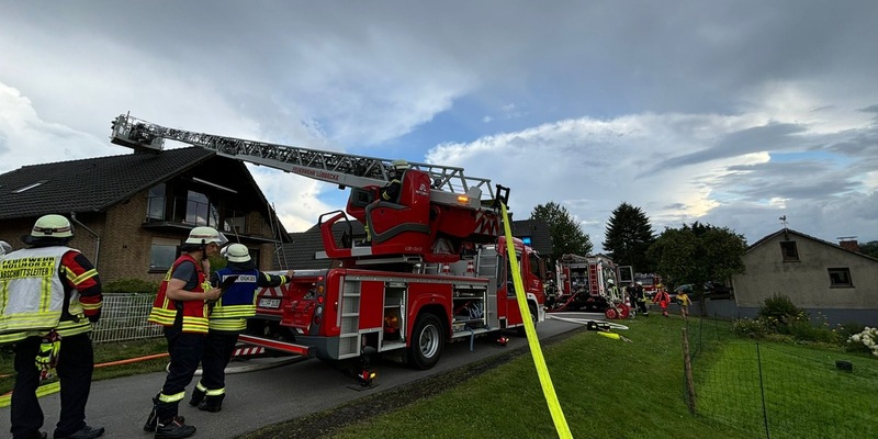 FW Hüllhorst: Wohnhaus Dachstuhlbrand in der Gemeinde Hüllhorst - Foto: presseportal.de