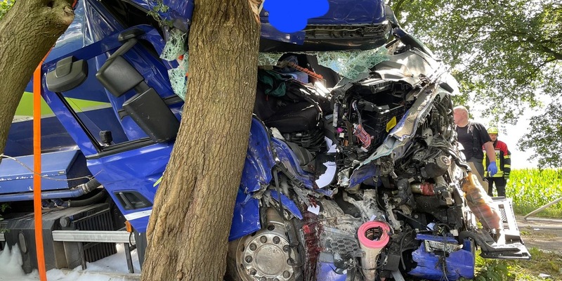 FW-ROW: Schwerer LKW-Unfall auf der B75 - Foto: presseportal.de