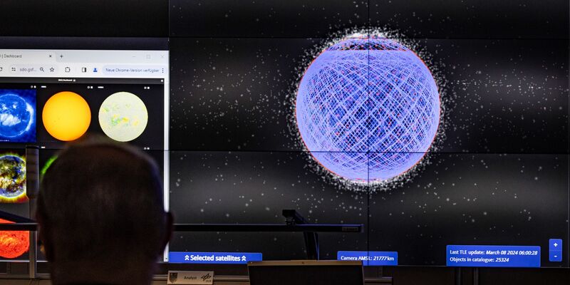 Eine Monitorwand zeigt die Umlaufbahnen Tausender Starlink-Satelliten. Der Internetdienst ist laut Elon Musk nun in einem Krankenhaus in Gaza aktiv. (Archivbild) - Foto: Christoph Reichwein/dpa
