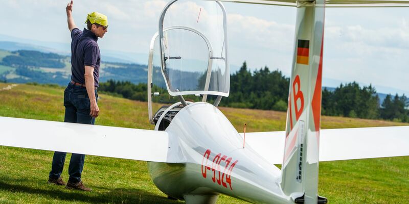 Dierk Althoff, Segelflugschüler, hilft beim Seilwindenstart eines Schulungsflugzeugs. - Foto: Andreas Arnold/dpa