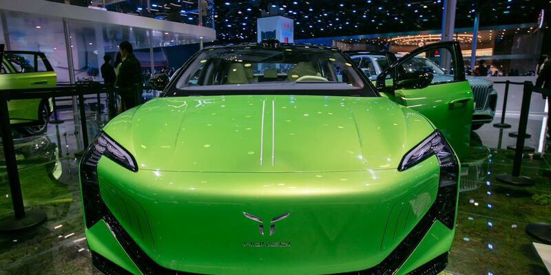 Nicht rot, sondern grün: Elektroauto des chinesischen Staatsunternehmens Hongqi (Rote Fahne)  - Foto: Wang Xiang/XinHua/dpa